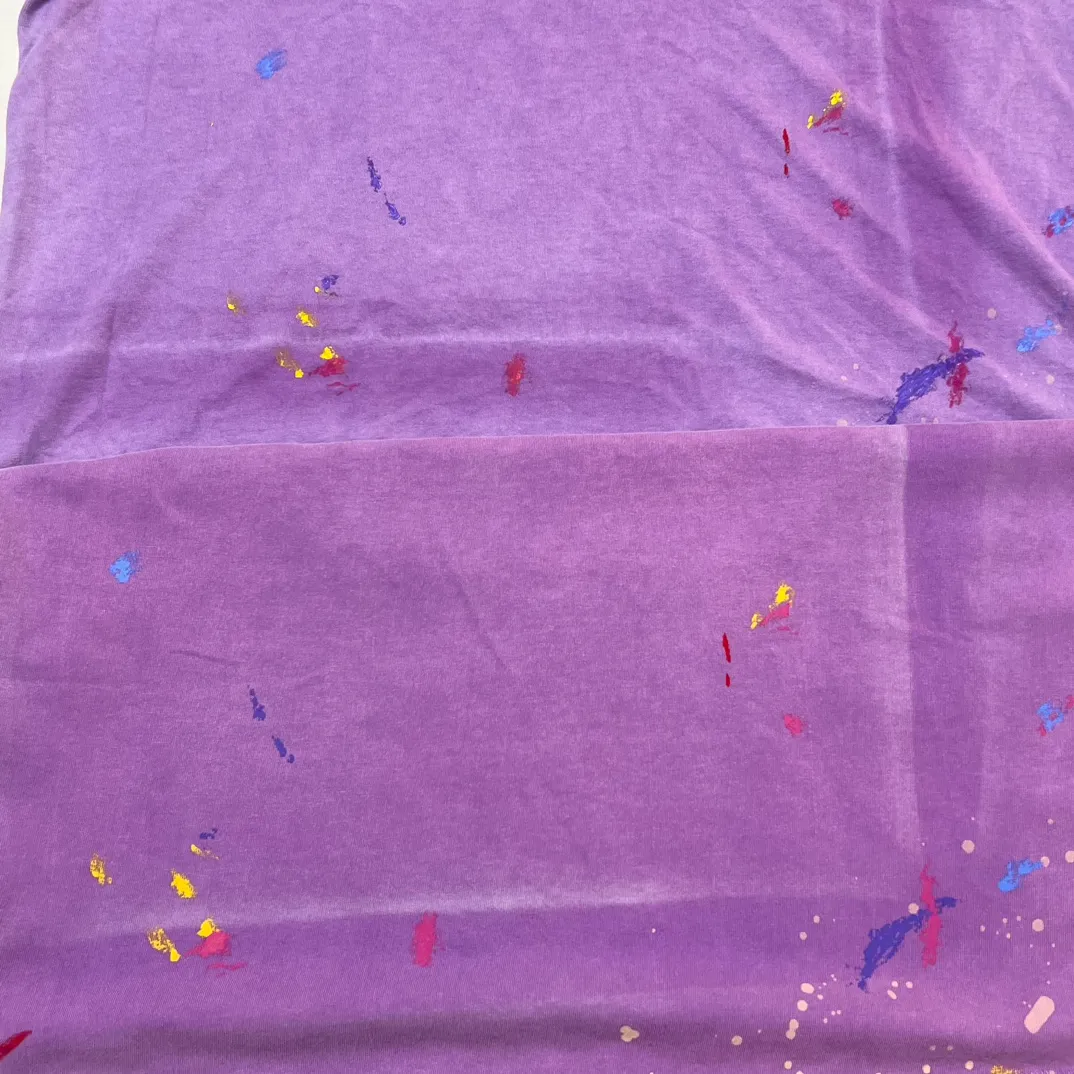 Proofing VS ZP The original color and light are too difficult to adjust. The dyeing master who has been in the industry for more than ten years is dazzled by the color. GALLERY DEPT VINTAGE LOGO PAINTED TEE PURPLE Purple splash ink distressed short sleeves Retro English pocket TEE Purple S-XL Garment dyeing Fried salt distressing Hand sewing and smearing of horse bones Very heavy industry Manufacturing deep and light fading process Hand-splashed ink graffiti Genuine acrylic material